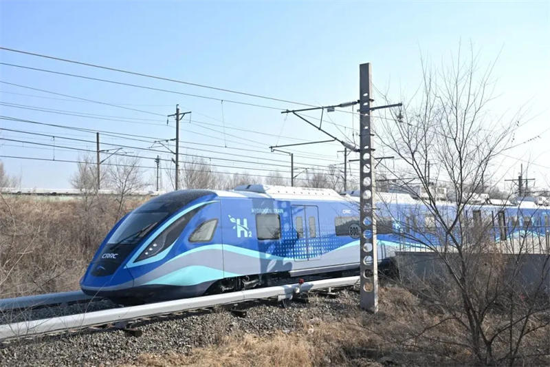 Un train urbain fonctionnant à l'hydrogène circule sur une piste d'essai à Changchun, capitale de la province du Jilin (nord-est de la Chine), le 21 mars 2024. (Photo fournie par CRRC Changchun Railway Vehicles Co., Ltd.)