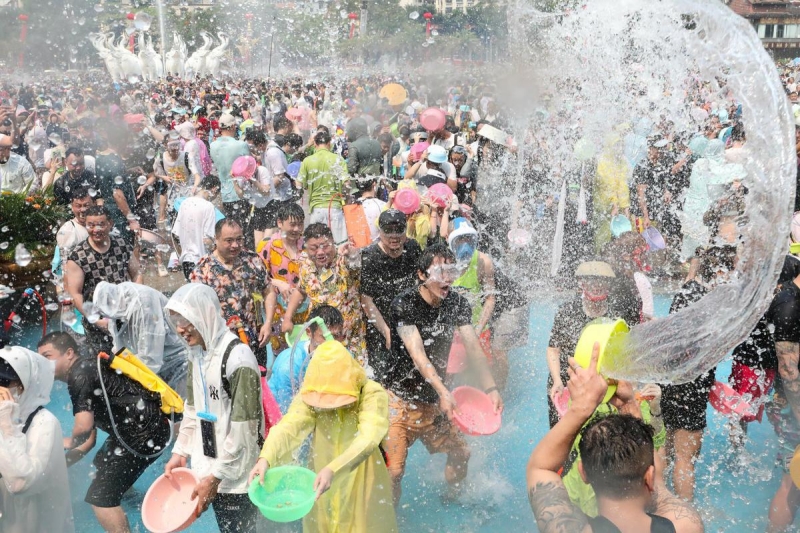 Yunnan : le Carnaval des éclaboussures d'eau de Jinghong