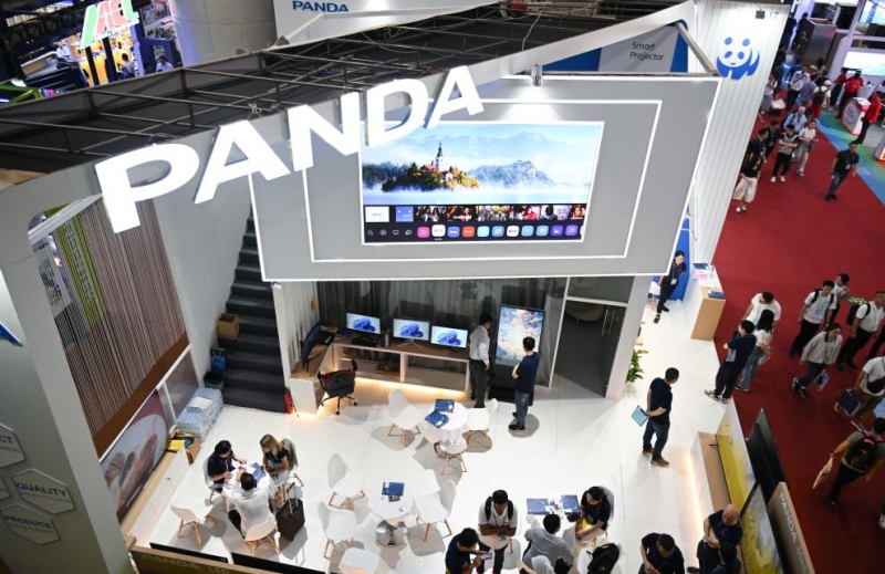 Des visiteurs découvrent les produits télévisés de Panda lors de la 135e session de la Foire de l'importation et de l'exportation de Chine, également connue sous le nom de Foire de Canton, à Guangzhou, capitale de la province du Guangdong (sud de la Chine), le 17 avril 2024. (Deng Hua / Xinhua)