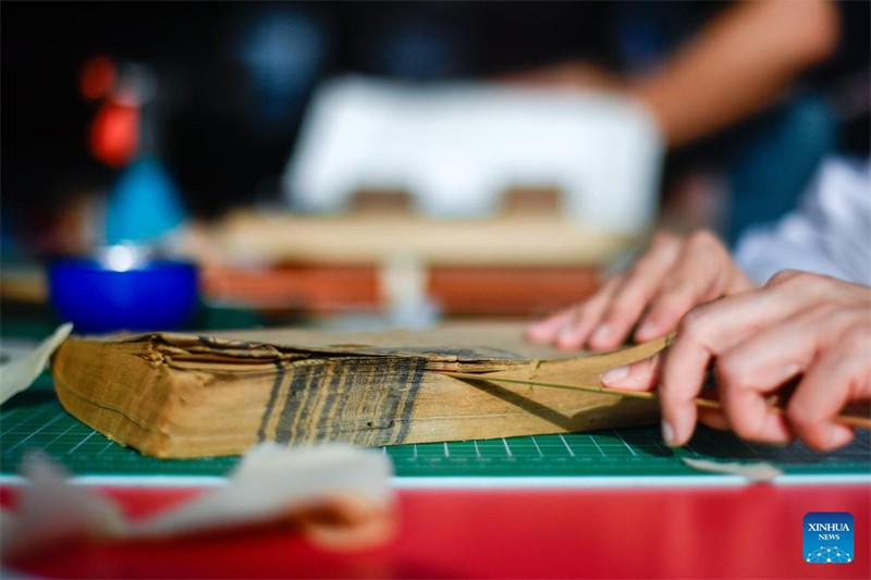 Jilin : des restaurateurs de livres anciens redonnent vie à de vieux livres abîmés