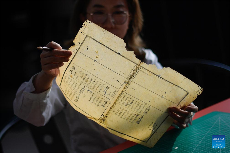 Jilin : des restaurateurs de livres anciens redonnent vie à de vieux livres abîmés