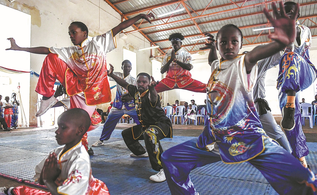 Des concurrents s'affrontent le 21 avril lors d'un tournoi de kung-fu à Kiambu, au Kenya. (Li Yahui / Xinhua)