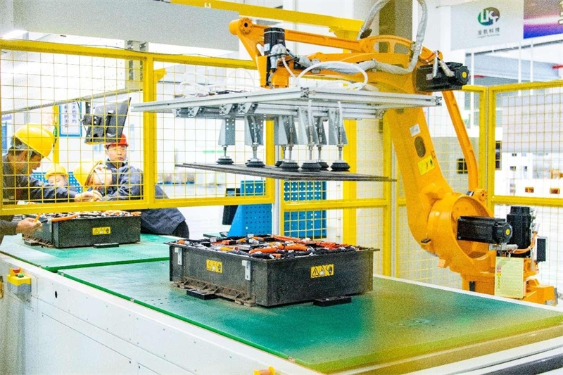 Des batteries lithium-ion déclassées sont démontées dans un atelier d'une entreprise technologique du comté de Dingnan, à Ganzhou, dans la province du Jiangxi (sud-est de la Chine). (Zhong Jie / Pic.people.com.cn)