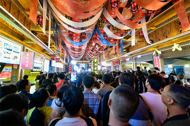 Gansu : les rives du fleuve Jaune s'illuminent pour célébrer le 1er mai à Lanzhou