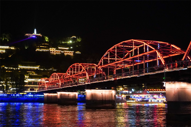 Gansu : les rives du fleuve Jaune s'illuminent pour célébrer le 1er mai à Lanzhou