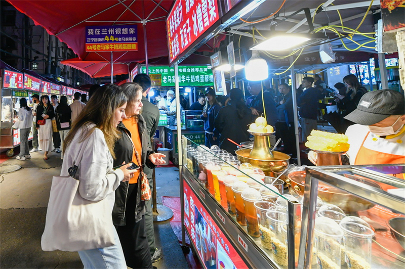 Gansu : les rives du fleuve Jaune s'illuminent pour célébrer le 1er mai à Lanzhou