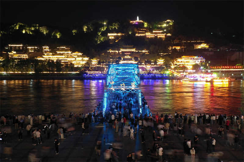 Gansu : les rives du fleuve Jaune s'illuminent pour célébrer le 1er mai à Lanzhou