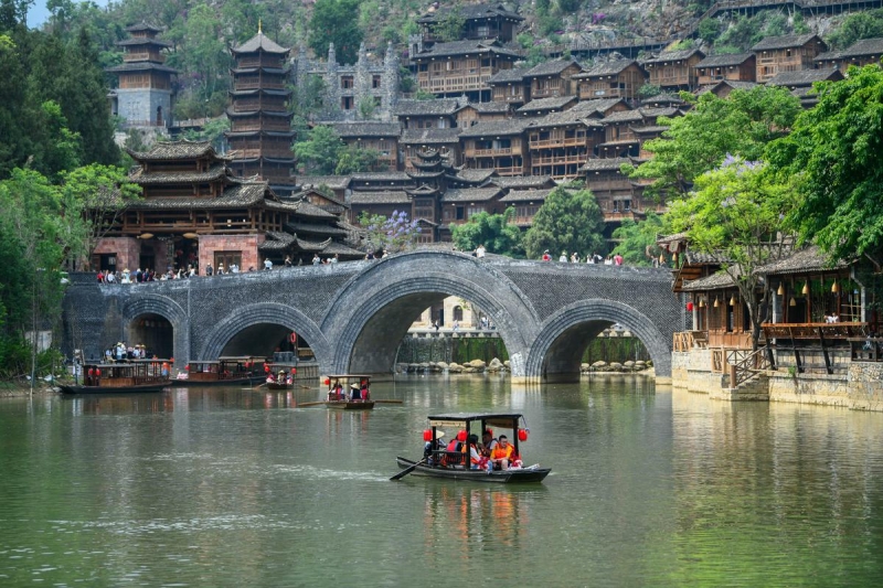 Guizhou : le site touristique de Fenglin attire les touristes