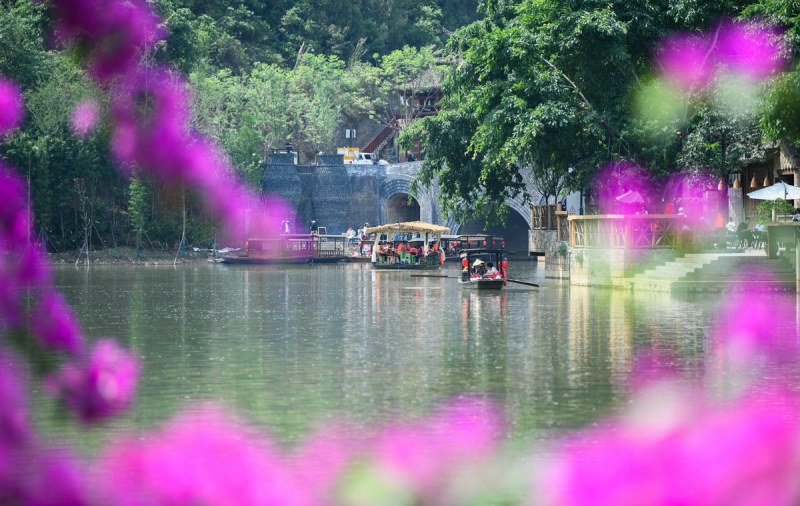 Guizhou : le site touristique de Fenglin attire les touristes