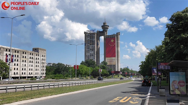 La Serbie arbore des drapeaux chinois et des slogans de bienvenue dans de nombreux endroits