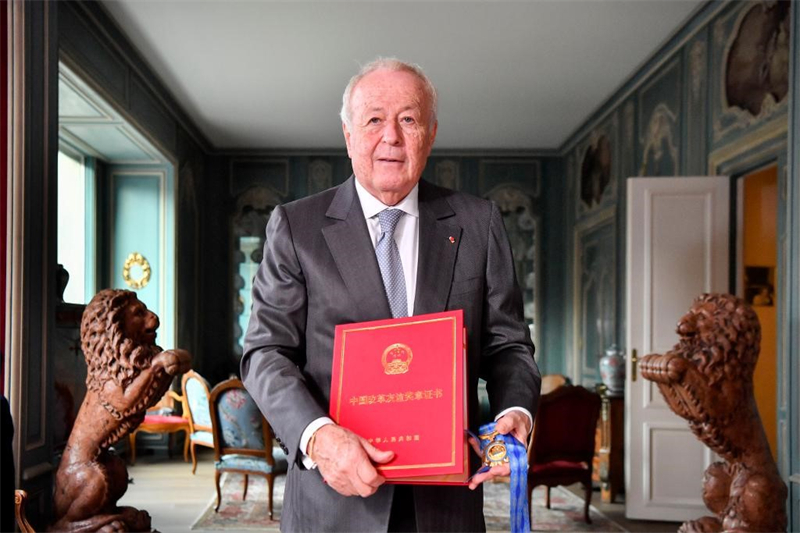 Alain Mérieux présente la décoration et le certificat de la Médaille de l'amitié pour la réforme de Chine dans son bureau de Lyon, le 20 décembre 2018. (Chen Yichen / Xinhua)