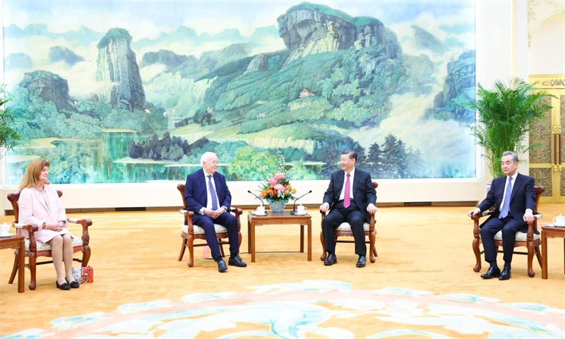 Le Président Xi Jinping rencontre Alain Mérieux et son épouse, présidente de la Fondation Mérieux, au Grand Palais du Peuple, le 8 avril 2024 à Beijing. (Huang Jingwen / Xinhua)