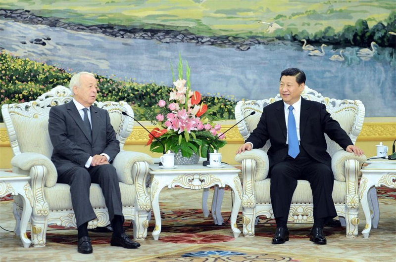 Xi Jinping, alors vice-président, rencontre Alain Mérieux au Grand Palais du Peuple, le 23 octobre 2012 à Beijing. (Li Tao / Xinhua)