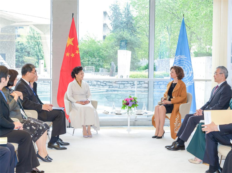 Peng Liyuan visite le siège de l'UNESCO et rencontre sa directrice générale