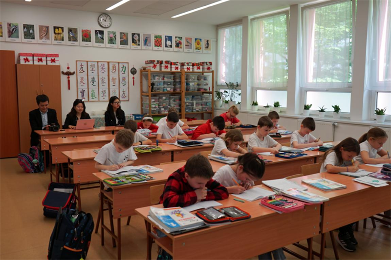 Des élèves de deuxième année du primaire font une dictée de caractères chinois dans la classe de chinois de l'école bilingue sino-hongroise en avril 2024. (Photo Yi Lin)