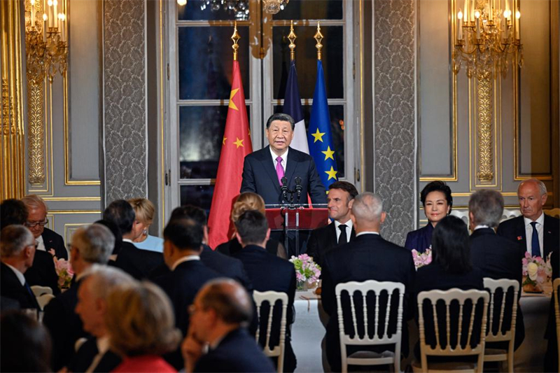 Xi participe à un banquet de bienvenue offert en son honneur par Macron