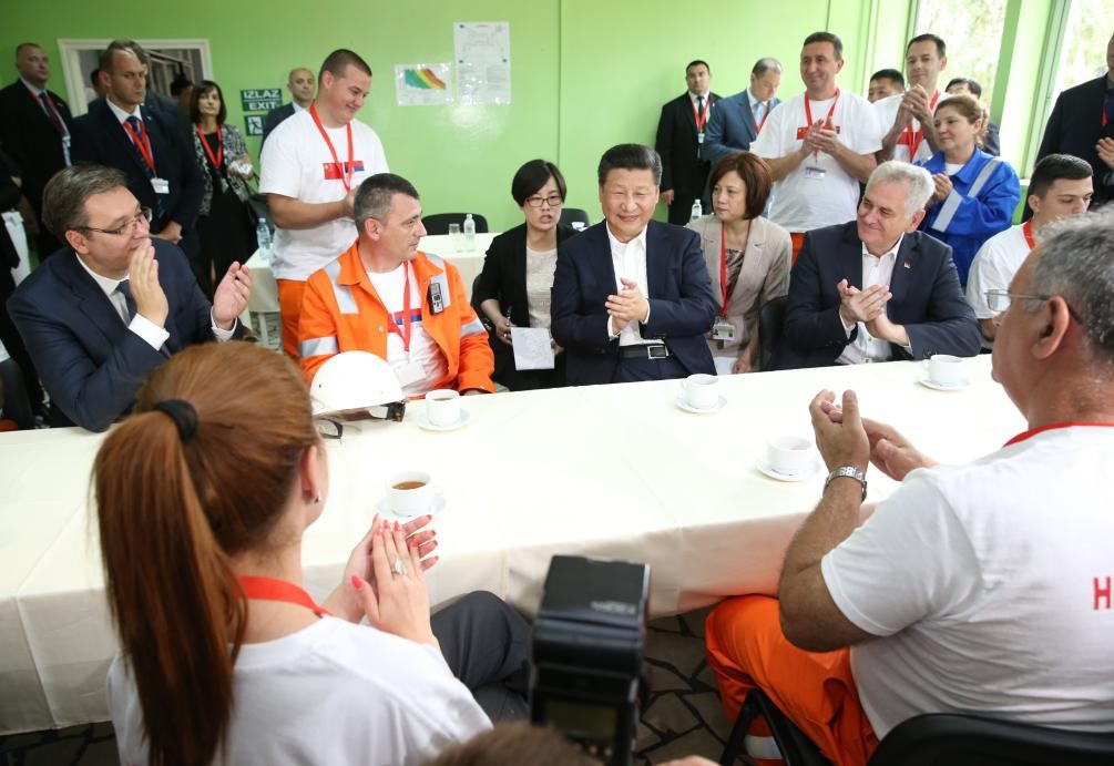 Le 19 juin 2016, lors de sa visite à l'aciérie Smederevo du groupe HBIS en Serbie, le président Xi Jinping s'est rendu à la cantine du personnel pour discuter avec les ouvriers. (Ma Zhancheng / Xinhua)