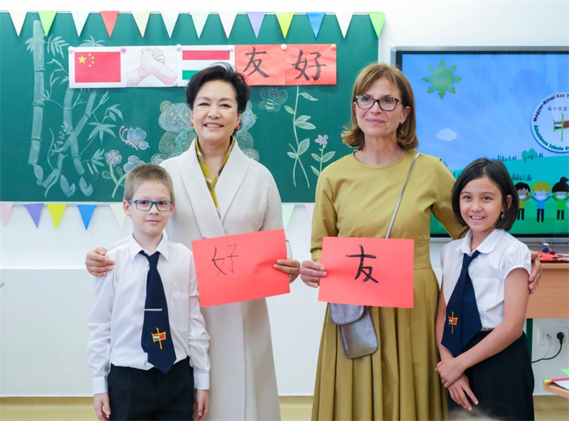 Peng Liyuan visite une école bilingue hongroise-chinoise