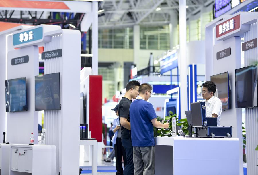 Des visiteurs s'informent sur des produits intelligents dans la zone d'exposition sur l'économie numérique, lors de la 6e Exposition Chine-Etats arabes à Yinchuan, dans la région autonome Hui du Ningxia, dans le nord-ouest de la Chine, le 21 septembre 2023. (Photo : Feng Kaihua)