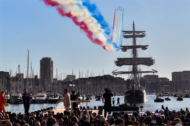 La flamme olympique arrive sur le Vieux-Port de Marseille dans une atmosphère enflammée