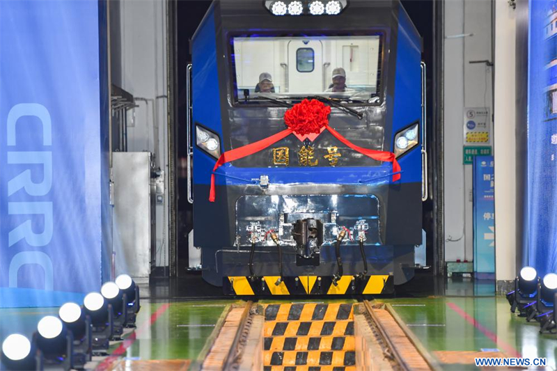 Photo d'une locomotive électrique lourde intelligente sortant de la chaîne de production à Zhuzhou, ville de la province chinoise du Hunan (centre), le 9 mai 2024. Une locomotive électrique lourde intelligente est sortie officiellement de la chaîne de production, jeudi, à Zhuzhou. Elle sera utilisée pour le transport lourd du chemin de fer Shuozhou-Huanghua, le deuxième plus grand canal pour le transport du charbon en Chine. (Chen Zeguo / Xinhua)