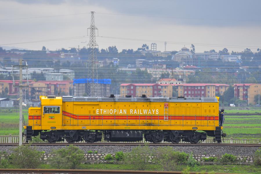 Une locomotive du chemin de fer Ethiopie-Djibouti est vue près d'Addis-Abeba, en Ethiopie, le 25 août 2022. (Xinhua/Michael Tewelde)