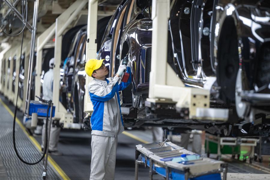 Des ouvriers travaillent sur une chaîne de montage de Voyah, marque chinoise de voitures électriques de luxe, à Wuhan, dans la province chinoise du Hubei (centre), le 1er avril 2024. (Photo : Xiao Yijiu)