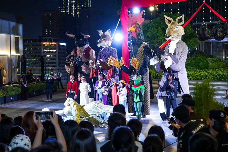 Le spectacle de marionnettes français « De La Fontaine » enchante le public chinois