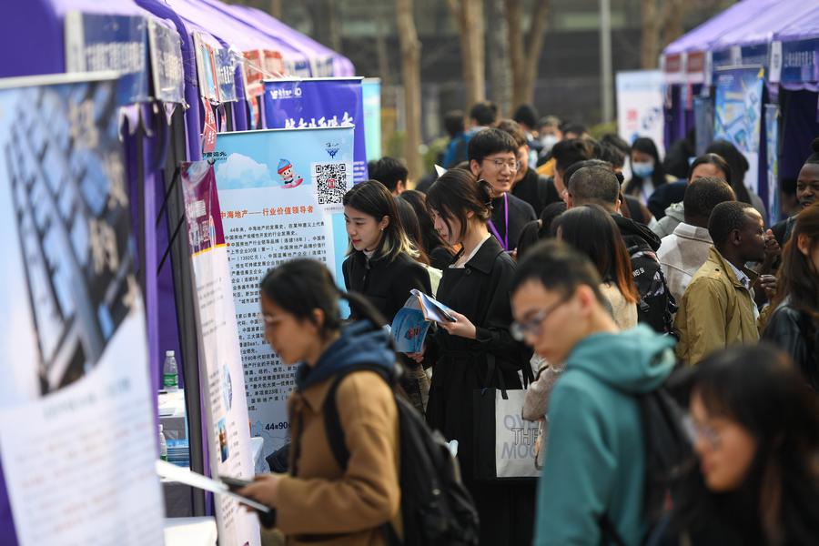 Des étudiants lors d'un salon de l'emploi à l'Université Tsinghua, à Beijing, capitale chinoise, le 15 mars 2024. (Photo : Ju Huanzong)