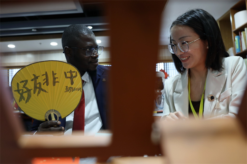 Les jeunes Chinois et Africains ressentent le charme de la culture traditionnelle chinoise à Beijing