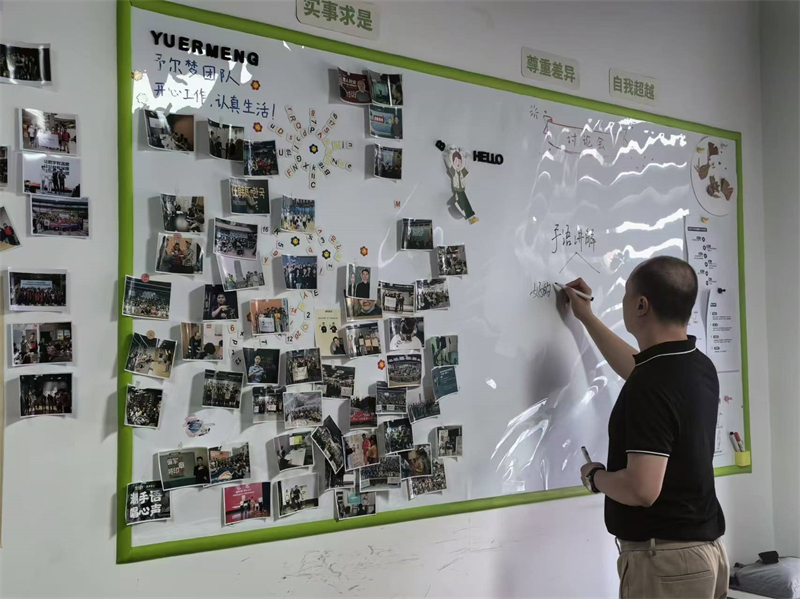 Chongqing : comment un entrepreneur donne aux malentendants le pouvoir de mieux communiquer avec le monde