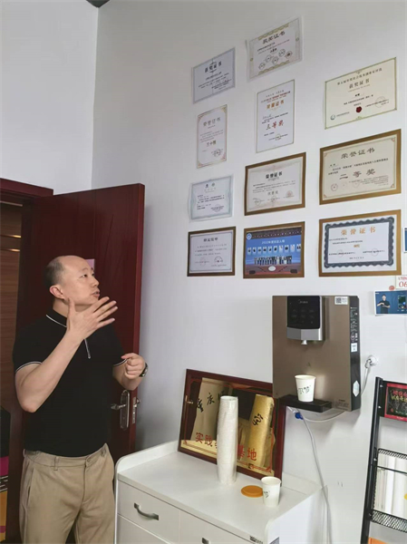 Chongqing : comment un entrepreneur donne aux malentendants le pouvoir de mieux communiquer avec le monde
