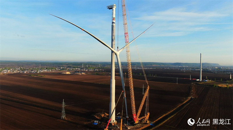 Heilongjiang : la première turbine du parc éolien de 100 MW du comté de Huma hissée avec succès