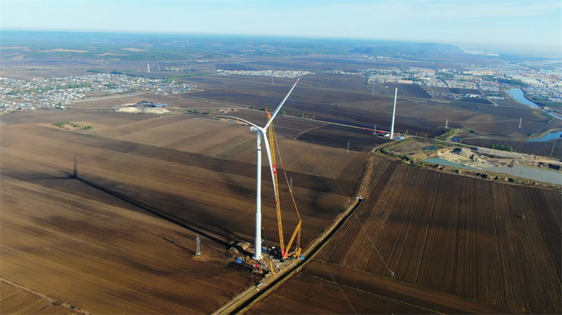 Heilongjiang : la première turbine du parc éolien de 100 MW du comté de Huma hissée avec succès