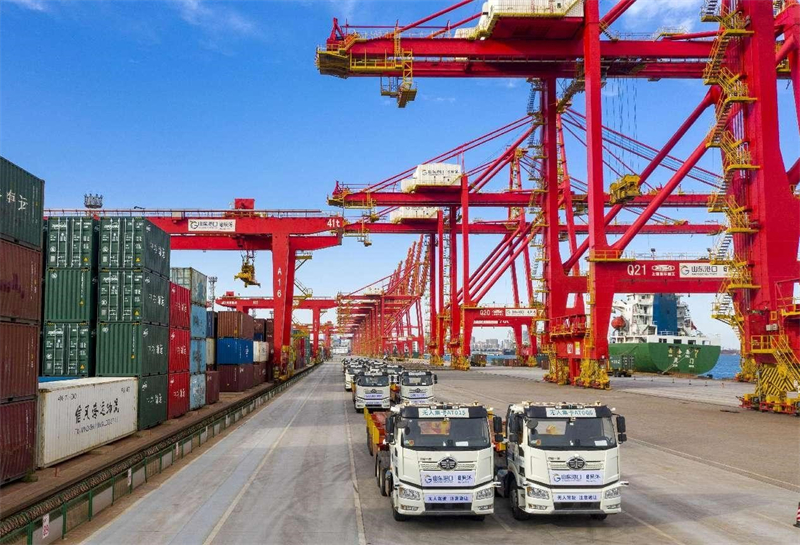 Des camions porte-conteneurs autonomes opèrent sur le site du terminal à conteneurs entièrement automatisé du port de Rizhao, dans la province du Shandong (est de la Chine). (Zhang Jingang / Pic.People.com.cn)