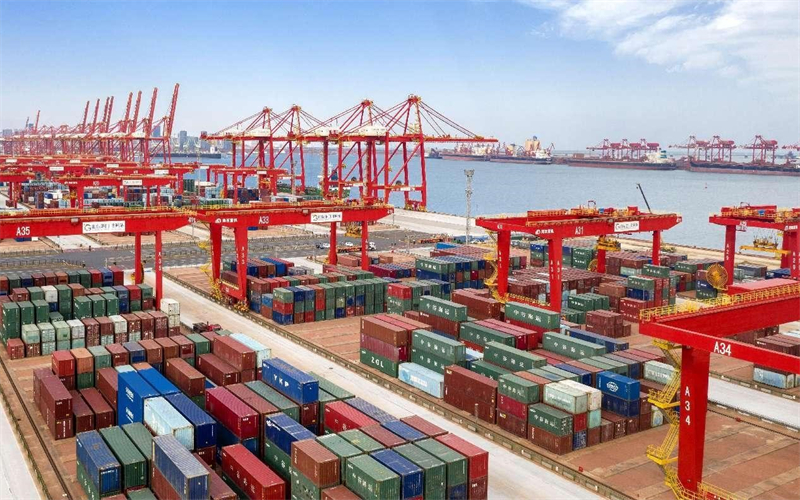 Des conteneurs sont empilés dans un terminal à conteneurs entièrement automatisé du port de Rizhao, dans la province du Shandong (est de la Chine). (Zhang Jingang / Pic.People.com.cn)