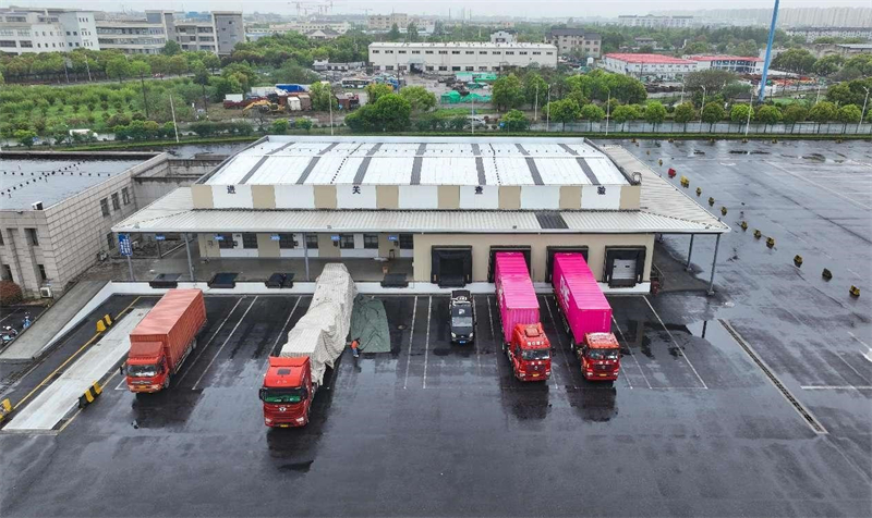 Des camions de fret attendent d'être inspectés dans la zone sous douane intégrée de Songjiang à Shanghai (est de la Chine). (Jiang Huihui / Pic.people.com.cn)