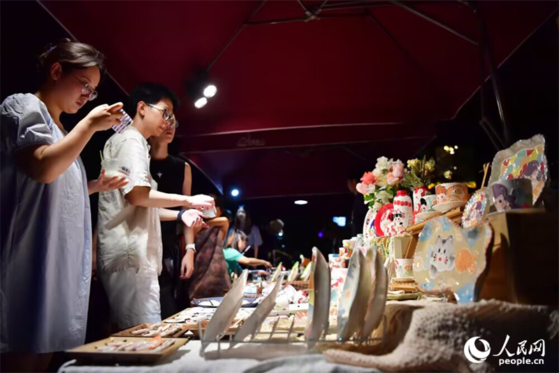 Jiangxi : le marché créatif de Jingdezhen populaire auprès des visiteurs