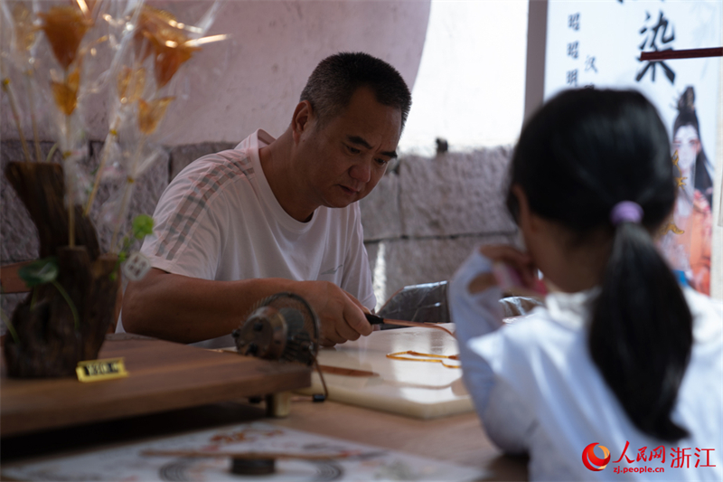 Zhejiang : en promenade dans le vieux quartier Yuehe de Jiaxing à l'approche de la fête des Bateaux-Dragons du Jiangnan