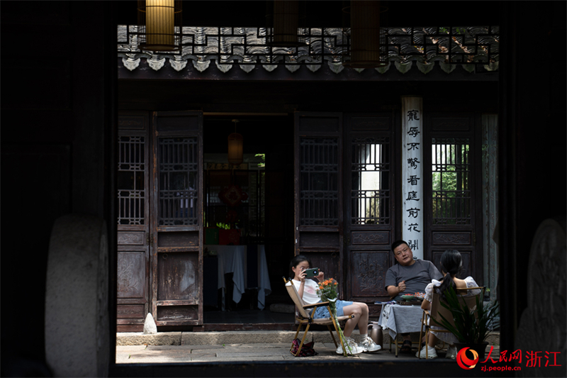 Zhejiang : en promenade dans le vieux quartier Yuehe de Jiaxing à l'approche de la fête des Bateaux-Dragons du Jiangnan