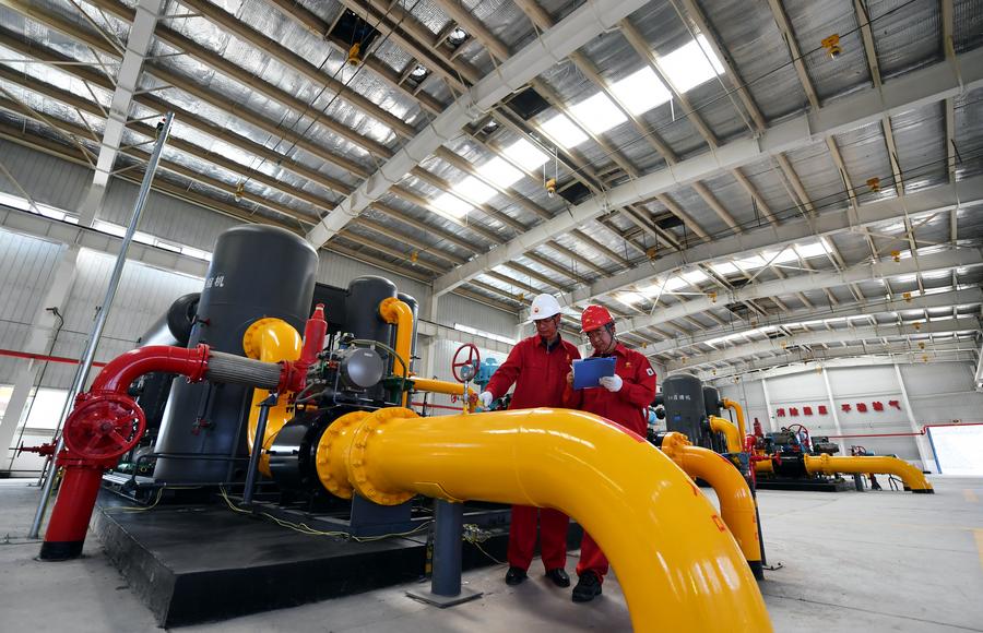 Des ouvriers contrôlent un équipement dans une base de production de méthane de houille à Qinshui, district de la province chinoise du Shanxi (nord), le 25 juin 2022. (Photo : Wang Feihang)