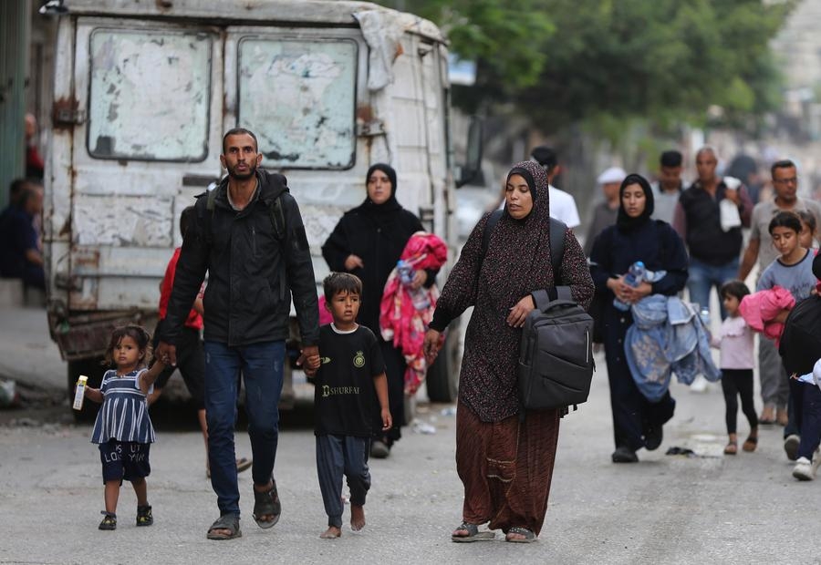Des Palestiniens fuient leurs maisons à Rafah, dans le sud de la bande de Gaza, le 28 mai 2024. (Xinhua/Khaled Omar)