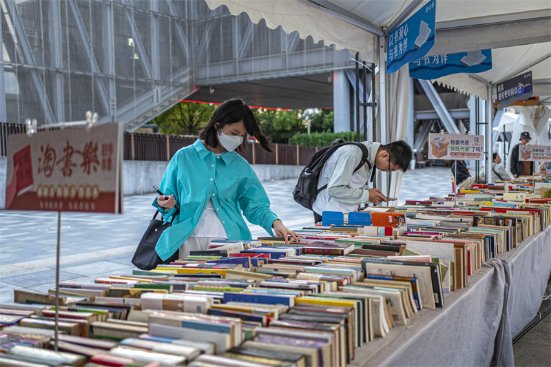 Shanghai : la joie de chiner des livres sur le marché du livre d'occasion