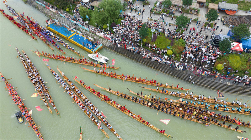 Guizhou : un défilé de bateaux organisé à Tongren pour célébrer le Festival des bateaux-dragons