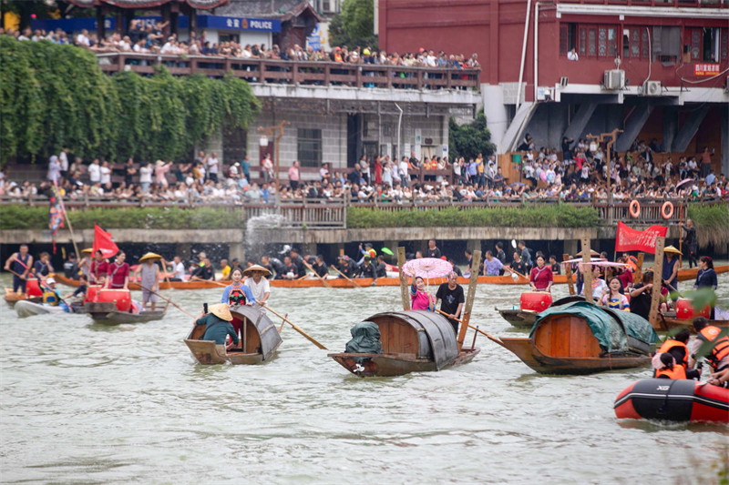 Guizhou : un défilé de bateaux organisé à Tongren pour célébrer le Festival des bateaux-dragons