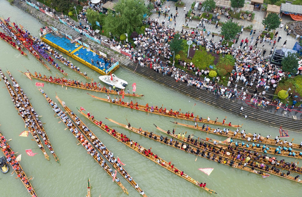 Guizhou : un défilé de bateaux organisé à Tongren pour célébrer le Festival des bateaux-dragons