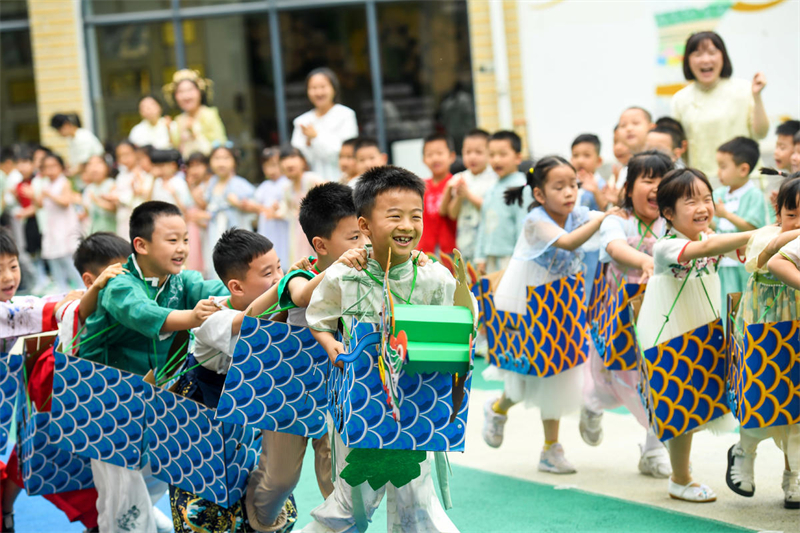 Jiangxi : des activités colorées organisées à Yichun pour la fête des Bateaux-Dragons