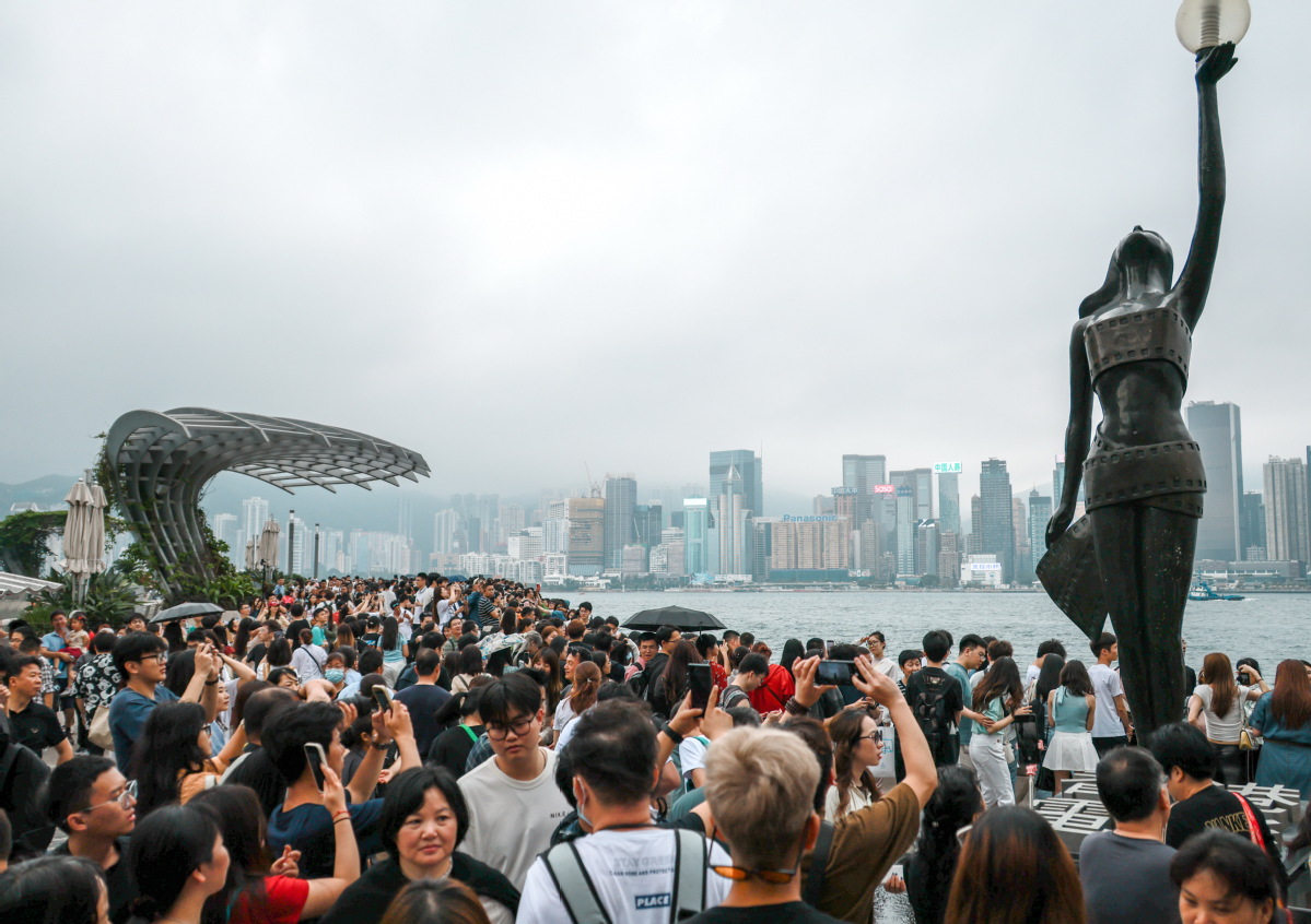 Des touristes de la partie continentale de la Chine affluent vers l'Avenue des Stars à Tsim Sha Tsui, Hong Kong (sud de la Chine), le 1er mai. (Andy Chong / China Daily)