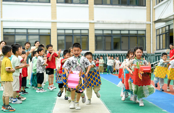  Jiangxi : des activités colorées organisées à Yichun pour la fête des Bateaux-Dragons