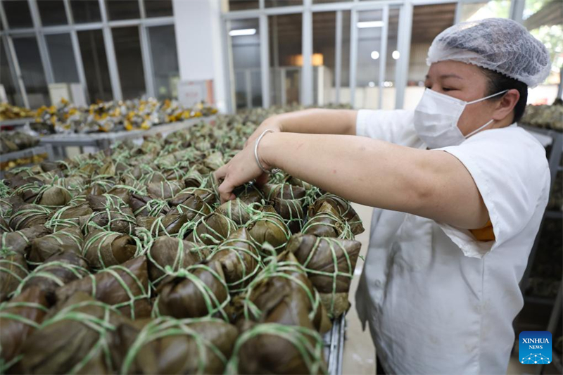 Hainan : à l'approche de la fête des Bateaux-Dragons, les usines de transformation de zongzi de Ding'an mettent les bouchées doubles